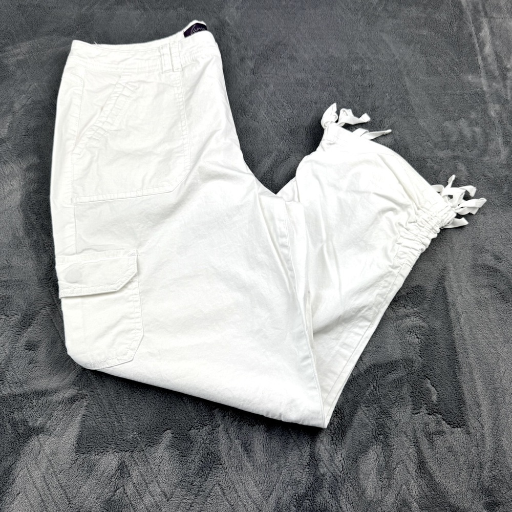 Gloria Vanderbilt Women’s Cargo Crop Pants Size 6. White. No staining.